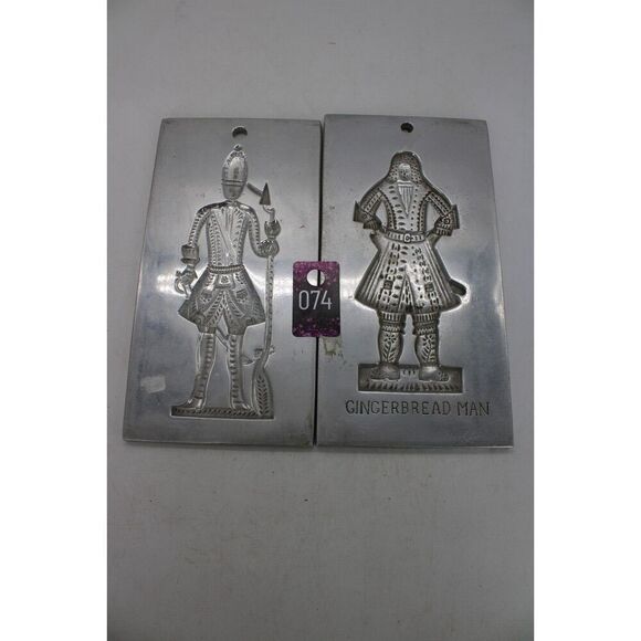 VINTAGE PAIR OF COLONIAL WILLIAMSBURG REPRODUCTION COOKIE MOLDS GINGERBREAD - Picture 1 of 8